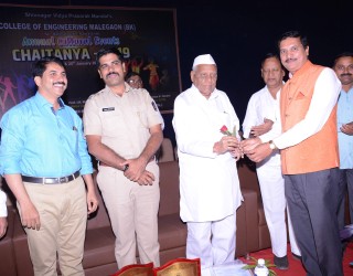 Felicitation of Hon. Chandrarao Taware  by Dr. S.M.Mukane(Principal, SVPM’s College of Engineering, Malegaon)